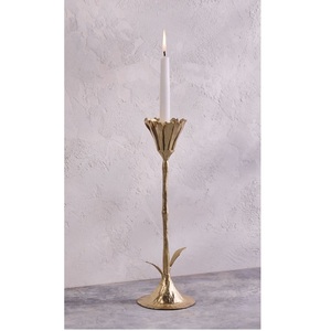 Candelero de latón con forma de flor de tulipán, alto, fundido a mano, con tallo floral y nudos de hojas que parecen brotes. - Product Image 1
