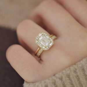 แหวนเพชรทรงเอเมอรัลด์คัทเพาะเลี้ยงในห้องปฏิบัติการ ขายส่ง ทอง 14k 1.97 กะรัต สไตล์อาร์ตเดโค ฝรั่งเศสคัท ทรงบาแกตต์ แบบคลัสเตอร์ ผลิตโดยโรงงาน - Product Image 2