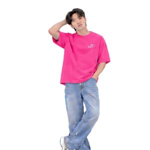 เสื้อยืดคอกลมสีชมพูสดทรงโอเวอร์ไซส์สำหรับผู้ชาย พร้อมกางเกงยีนส์สีน้ำเงินทรงหลวม สไตล์ลำลองแนวสตรีทแวร์ - Product Image 2