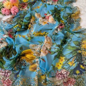 Sari de georgette fresco y puro con estampado floral, adornado con zari y lentejuelas en toda la superficie y borde con blusa a juego de Royal Export. - Product Image 4