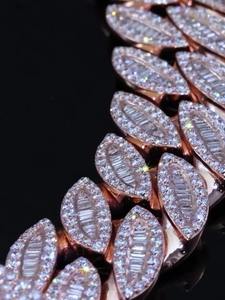 Collar de cadena cubana chapado en oro de excelente calidad con diamantes y acabado brillante, disponible a precio de mayorista. - Product Image 4