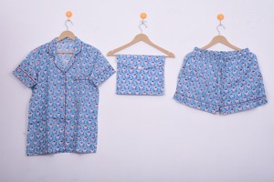 Conjunto de Pijama de Algodón Estampado a Mano Azul Cielo - 3 Piezas: Camiseta y Pantalones Cortos - Product Image 3