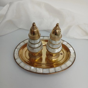Ensemble de salière et poivrière en nacre et métal doré avec plateau, vaisselle décorative haut de gamme pour la maison et l'hôtellerie - Product Image 1