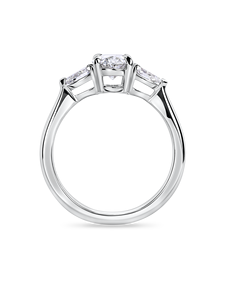 Anillo de compromiso ovalado Trilogy con un diamante central de 1+ quilates cultivado en laboratorio y piedras laterales en forma de pera en oro amarillo, blanco, rosa y platino de 18 quilates. - Product Image 4