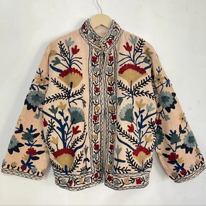 Chaqueta de algodón beige estilo bohemio con bordado Suzani para mujer, estilo vintage floral, cuello alto, abrigo corto. - Product Image 1