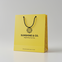 Sacs en papier de luxe personnalisés faits à la main par un fabricant vietnamien, avec logo brillant laminé, pour boutiques, supermarchés et cadeaux.