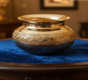 Lota de latón de dos tonos con boca ancha y un intrincado trabajo de grabado para ofrendas sagradas. Disponible a precios de mayorista. - Product Image 1