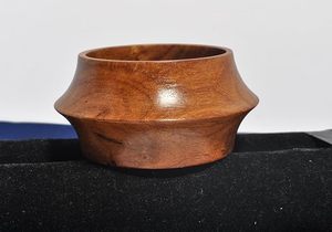 Ensemble de bracelets artisanaux en bois, bijoux fantaisie, avec bracelets fins et épais, ornés de copeaux de laiton collés à la main, finition artisanale - Product Image 1
