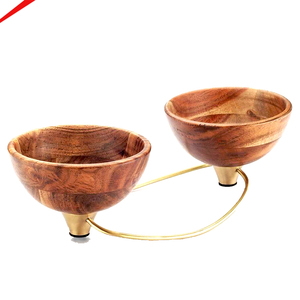 Ensemble élégant de deux bols en bois avec support métallique pour servir des collations ou une utilisation décorative à la maison - Product Image 1