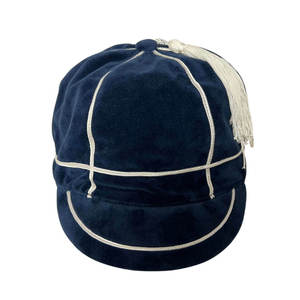 Casquette d'honneur de rugby à 5 panneaux en velours jaune, fabriquée sur mesure en usine, avec passepoil blanc, bande argentée et pompon, service OEM ODM - Product Image 3