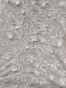 Tissu en coton blanc pur en gros avec applique florale 3D à franges-pétales et broderie botanique traînante pour vêtements de créateurs - Product Image 1