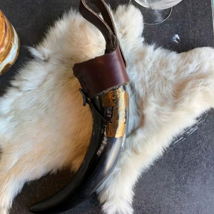 Corne à boire Viking en buffle 100% naturelle avec étui en cuir et design marteau en laiton, idéale pour la bière et l'eau, qualité supérieure - Product Image 1