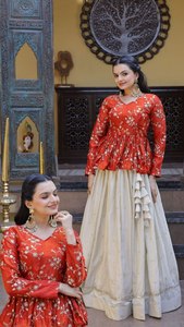 Blusa de diseñador para boda con lentejuelas y bordados, y lehenga con lentejuelas, bordados Zari y adornos de espejo. - Product Image 2