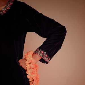 Ensemble de 2 pièces Chemise longue en velours brodé et pantalon Jamawar pour femmes PW4249 - Product Image 1