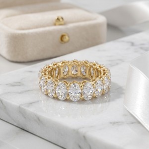 Bague éternité ovale sertie de pierres de 3,80 carats au total - Product Image 2