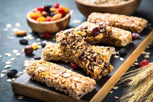 Barres de riz brun croustillantes et snacks soufflés - Céréales énergétiques nutritives avec des noix, riches en fibres, prêts à consommer, friandise sucrée - Product Image 5