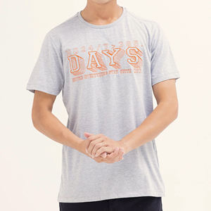 เสื้อยืดแขนสั้นสีเทาสำหรับผู้ชายพร้อมพิมพ์ลายตัวอักษรสีส้มทรงปกติสไตล์ลำลองคอกลมผ้าฝ้ายเจอร์ซีย์ - Product Image 4
