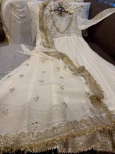 Ensemble Anarkali Lehenga brodé blanc en satin crêpe, coupe trapèze, longueur ras du sol, tenue de mariage indienne vintage - Product Image 4