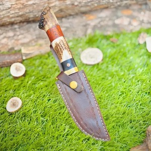 Couteau de camping artisanal en acier Damas, pointe tombante, lame droite, manche en bois et corne, étui en cuir, ODM OEM, idéal pour le bricolage et les cadeaux d'anniversaire - Product Image 6