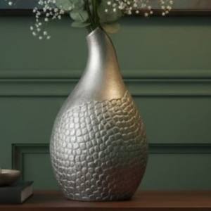 Moderno Florero de Metal Plateado Texturizado con Flores Artificiales de Lirio Blanco para Decoración del Hogar, Centro de Mesa Elegante para Sala de Estar - Product Image 3