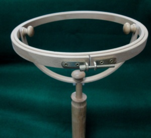 Aro de madera con esquinas redondeadas NF0005 con soporte, soporte de madera para aros con anillo ajustable para uso en bordados y manualidades. - Product Image 1