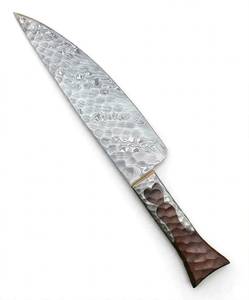 Cuchillo de chef de acero damasco Raindrop hecho a mano con mango de madera de nogal texturizado martillado a mano - Product Image 1