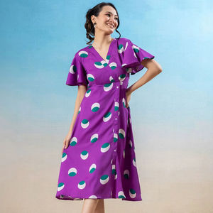 เดรสลายจุดพิมพ์ลายโพลก้าดอท แขนบานทรงเข้ารูปและทรงบานยาวระดับกลาง สีม่วง เดรสพิมพ์ลายจุดพิมพ์ลายโพลก้าดอท คอวี แขนยาวบานทรงเข้ารูปและทรงบานยาวระดับกลาง - Product Image 1