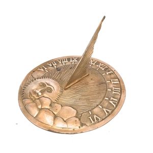 Reloj Solar Claddagh de Metal Premium con Artesanía Artística Hecha a Mano para Decoración de Jardín de Lujo al Aire Libre - Product Image 1