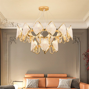 Magnifique lustre de style couronne composé de feuilles dorées métalliques entrelacées avec des gouttes de cristal transparentes et des larmes rose pâle suspendues. - Product Image 3
