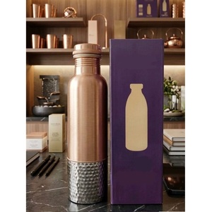 Bouteille d'eau en cuivre pur, artisanale, martelée, élégante, de haute qualité, réutilisable, pour la bien-être ayurvédique. - Product Image 4