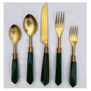 Service de couverts modernes en or mat avec manches en résine vert foncé, couverts en acier doré pour la maison, l'hôtel, les mariages et la mise en place de la table. - Product Image 5