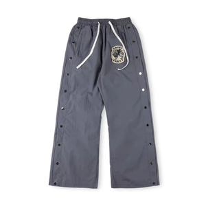 กางเกงแทร็คขายาวทรงหลวมสไตล์สตรีทแวร์สำหรับผู้ชาย กระดุมแป๊ก ผ้าไนลอน มีเชือกผูกเอว ปักลายปะติด รับผลิตแบบ OEM ขายส่ง - Product Image 4