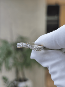 แหวนเพชรเพาะเลี้ยง IGI Certified VVS2 ดีไซน์ดอกไม้ประดับทองคำ 0.40 กะรัต แบบ Eternity Band  ฝังเพชรแบบ Prong Set สวยหรู เหมาะสำหรับงานแต่งงาน สามารถสวมซ้อนกันได้ สำหรับผู้หญิง - Product Image 4