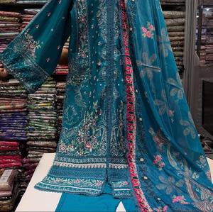 Ensemble 3 pièces d'été pour femme de marque pakistanaise, en tissu lawn brodé, haute qualité, coupe ajustée, infroissable, extensible, pour soirée et décontracté - Product Image 3