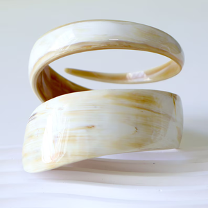 Pulsera de cuerno de búfalo con diseño de serpiente, hecha a mano, ecológica y natural, de Decor World Expo. - Product Image 3