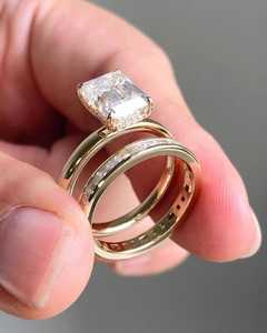 Bague surprise moderne à double bande avec diamant taille émeraude de 2,01 carats cultivé en laboratoire, en or jaune 14 carats, cadeau de mariage ou de fête pour l'amoureux - Product Image 3