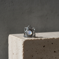 Anillo de cóctel bohemio vintage con piedra lunar, aleación de latón chapado en cobre antiguo, engaste de canal natural, hecho a mano, ligero