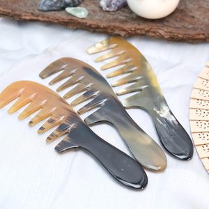 Peigne en corne artisanal personnalisé à dents extra larges, manche long, démêlant, antistatique, fait main, pour cheveux épais et bouclés, cadeau - Product Image 1