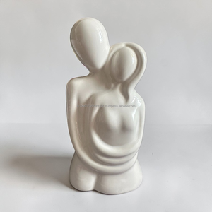 Moderna Escultura de Pareja de Novios en Cerámica Brillante, Jarrón Decorativo de 7.5 Pulgadas para el Hogar, Hotel o Mesa - Product Image 1