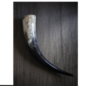 Corne à boire viking avec support en bois, corne naturelle faite à la main, pour bière, hydromel, festivals. - Product Image 3