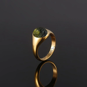 Élégante bague en Moldavite de qualité A provenant de Chlum, République tchèque |   Argent sterling 925 plaqué or |   Bijoux en pierres précieuses naturelles certifiées - Product Image 1