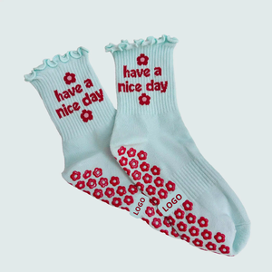 Chaussettes de Pilates pour femmes de haute qualité personnalisées, broderie de logo, chaussettes antidérapantes, coton de qualité supérieure, vêtements de sport pour reformer le Pilates - Product Image 3