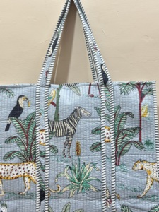 Bolso Tote Acolchado Hecho a Mano de Primera Calidad |   Bolso de compras de hombro para mujer, gran capacidad, con estampado de animales de la selva, con cremallera, estilo elegante - Product Image 2