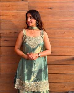 Ensemble Salwar Kameez brodé vert, robe sans manches à col carré avec châle, tenue traditionnelle indienne - Product Image 4