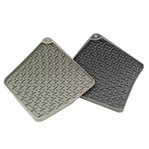 Tapis à lécher en silicone personnalisé, couleur et design sur mesure, adapté à toutes les races, pour ralentir la consommation, avec rapports d'audit – Vente directe usine - Product Image 1