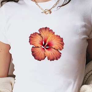 เสื้อยืดสั้นสำหรับผู้หญิงลายดอกชบาพร้อมกลีบดอกไม้ที่มีชีวิตชีวา - Product Image 3