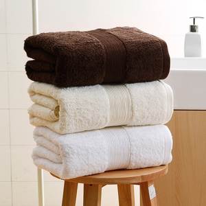 Ensemble de serviettes de bain écologiques en tissu éponge laminé HDPE 100% coton blanc 500-600 g/m² avec logo personnalisé, séchage rapide et léger - Product Image 3