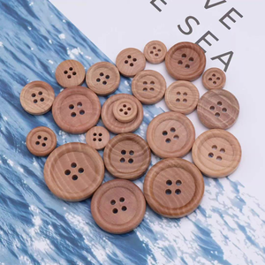 กระดุมไม้ขอบมนสี่รู - ขายส่งสีไม้ไผ่ธรรมชาติสำหรับเสื้อเด็กและงานฝีมือ DIY - Product Image 4