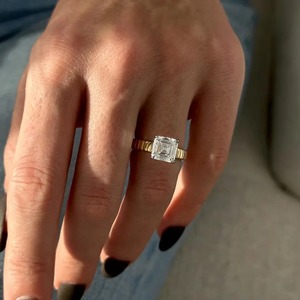 Anillo de compromiso de diamante cultivado en laboratorio de 3 quilates con corte Asscher, anillo solitario de dos tonos con tallo de 3.5 mm y engaste de diamantes blancos. - Product Image 6