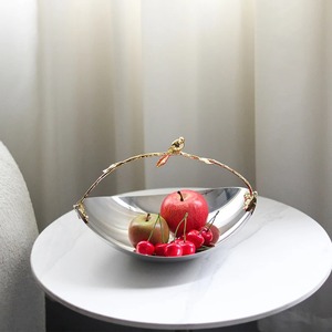Artículo Decorativo Moderno Personalizado para el Hogar, Frutero Decorativo Único de Acero con Atractivos Detalles de Pájaro en Latón en el Asa - Product Image 3